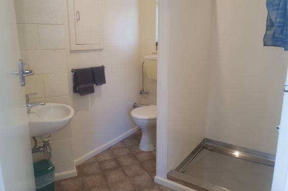 Basic Studio bathroom